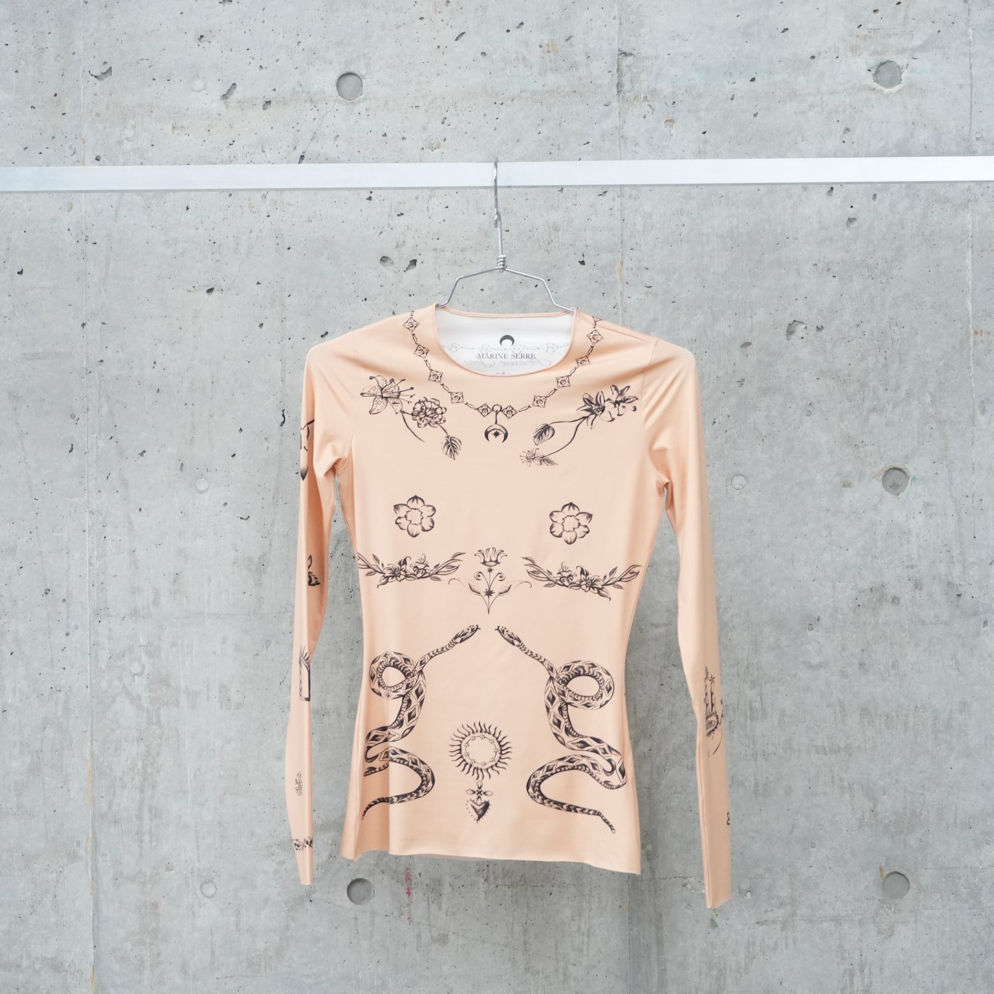 TATTOO PRINTED JERSEY SECOND SKIN CREWNECK TOP / TA00:LIGHT TAN