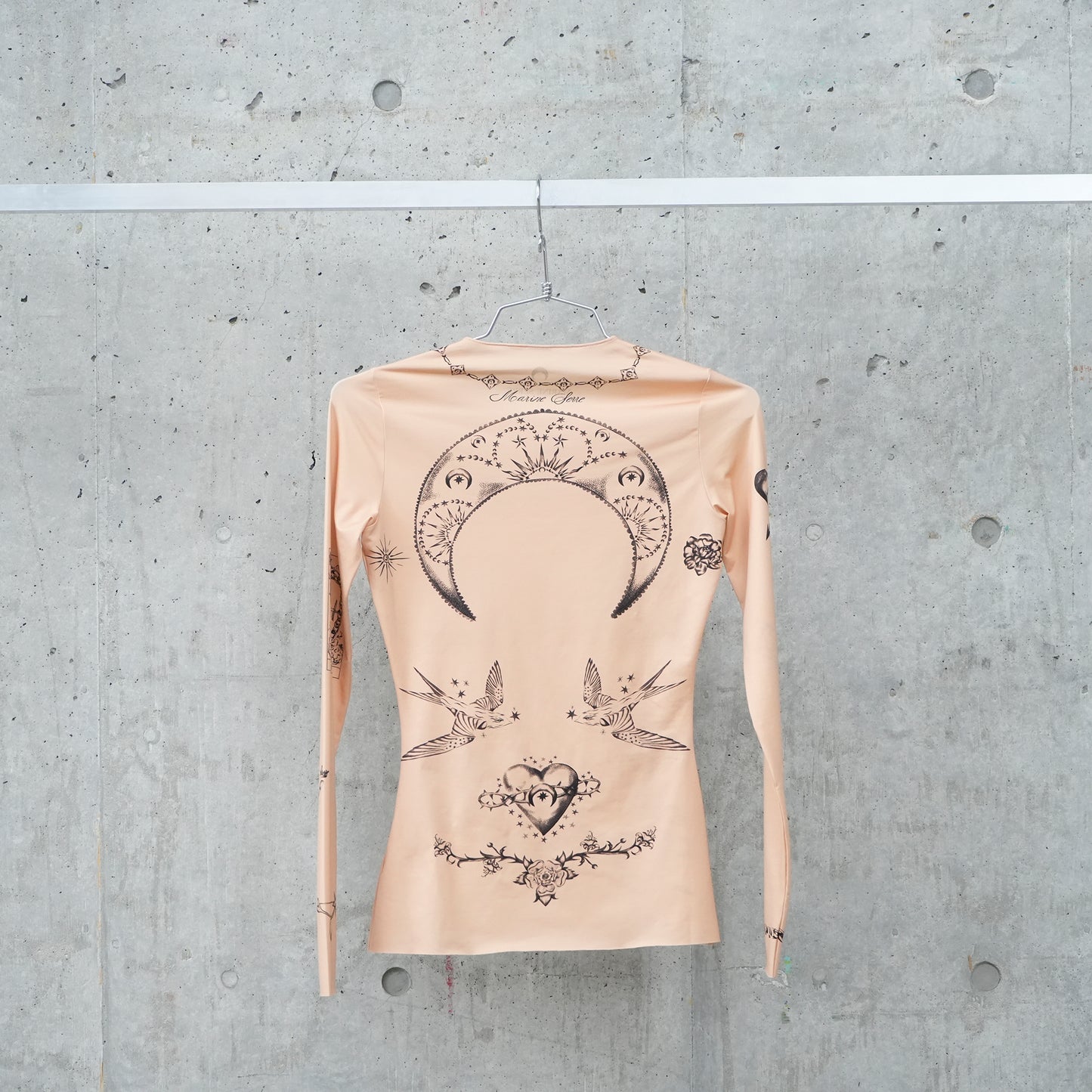 TATTOO PRINTED JERSEY SECOND SKIN CREWNECK TOP / TA00:LIGHT TAN