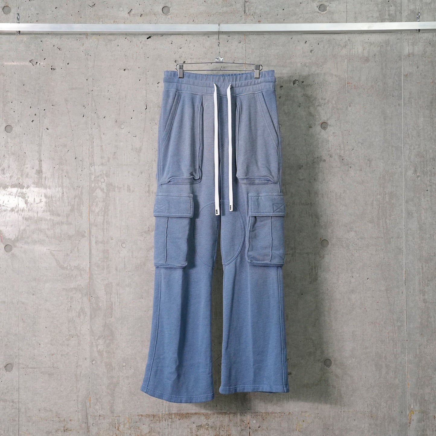 LOGO CARGO SWEATPANTS / WORN BLUE