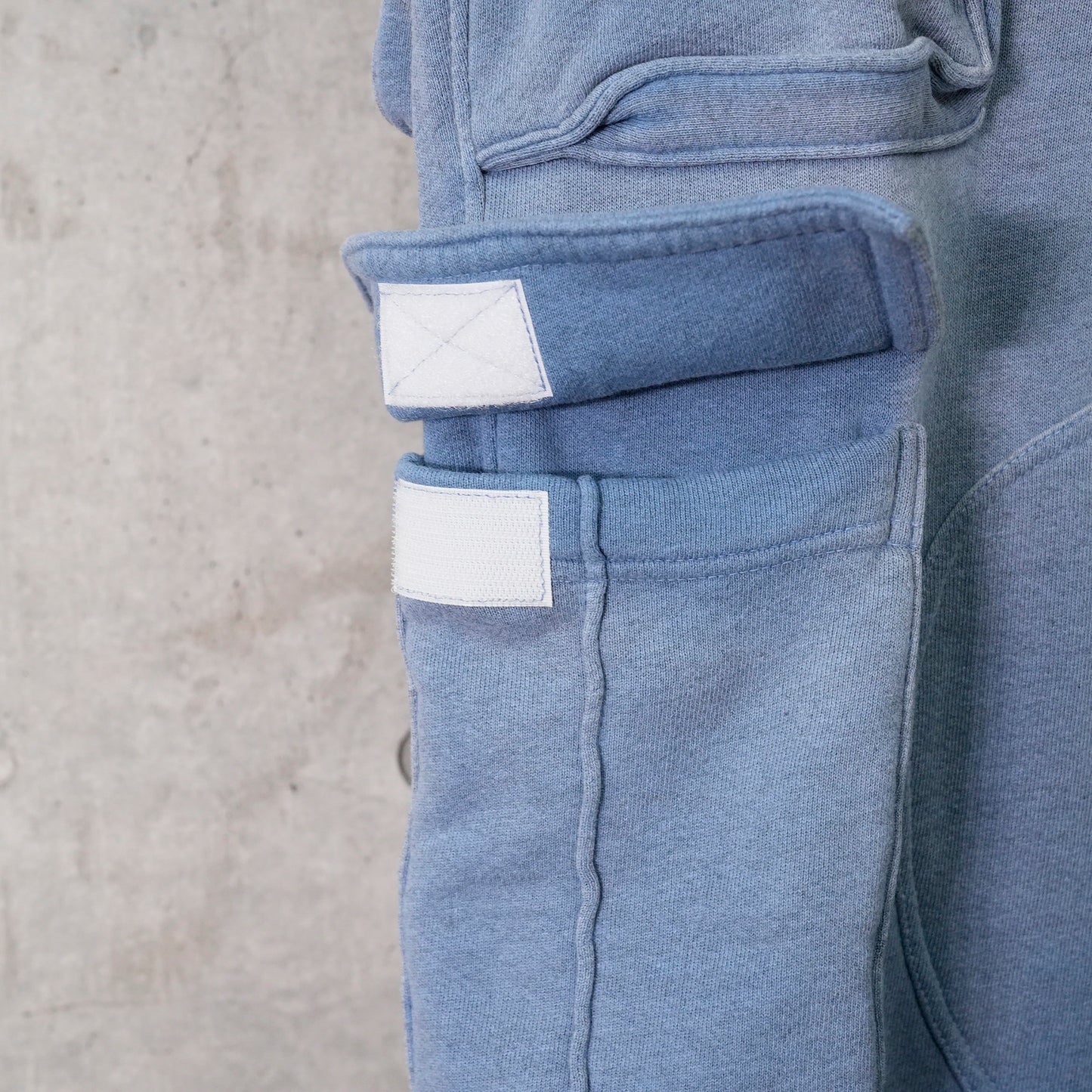 LOGO CARGO SWEATPANTS / WORN BLUE