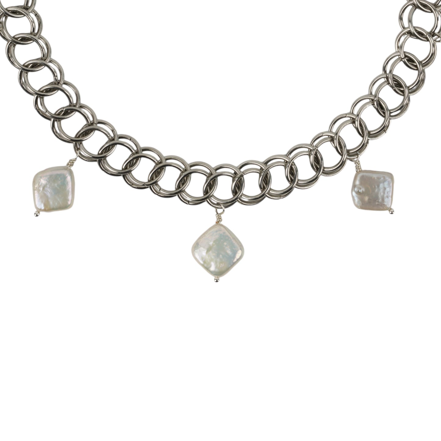 CHAINMAIL CHOKER WITH DIAMOND SHAPED PEARL