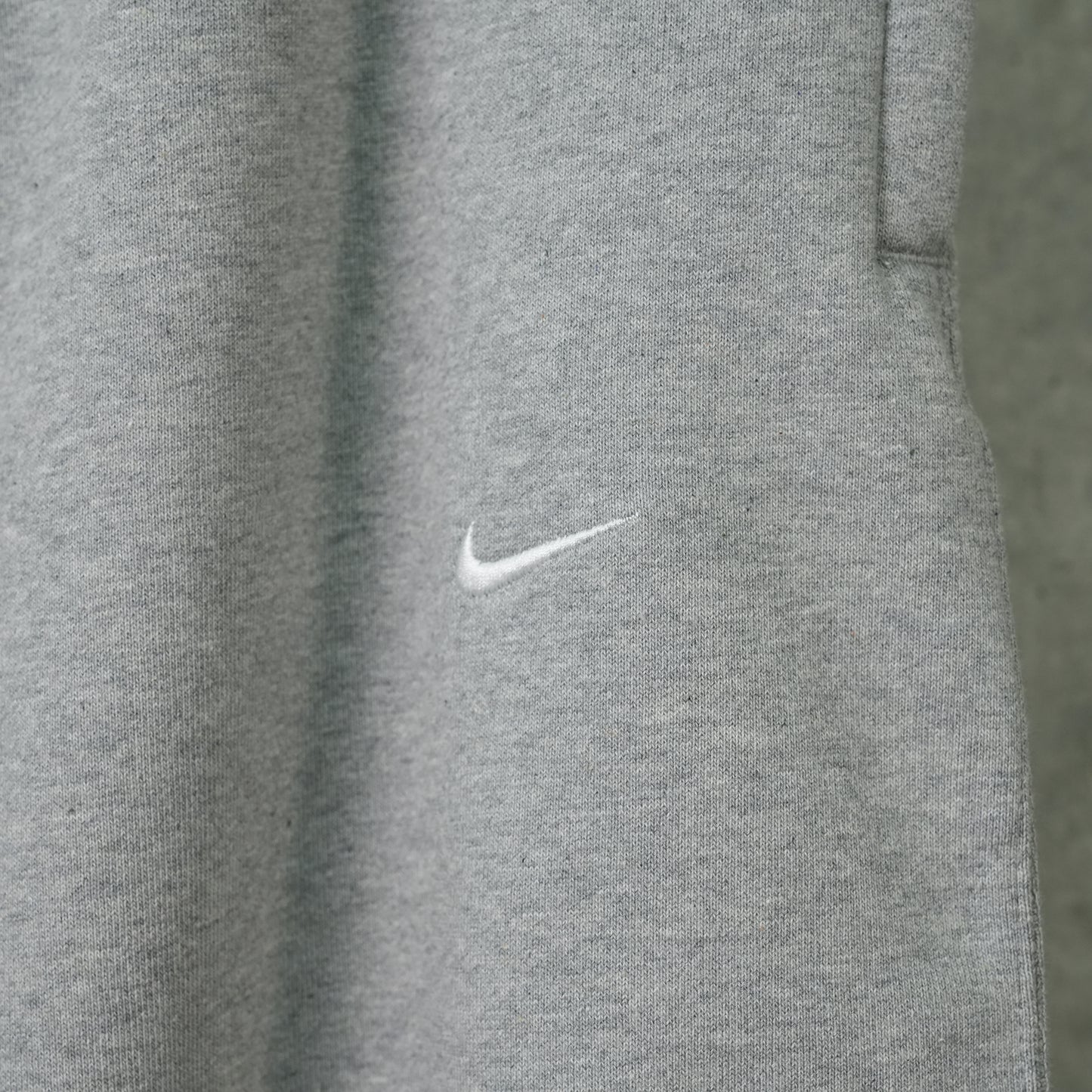 AS M NK SOLO SWOOSH BB FLC OH / 063:DARK GREY HEATHER/WHITE