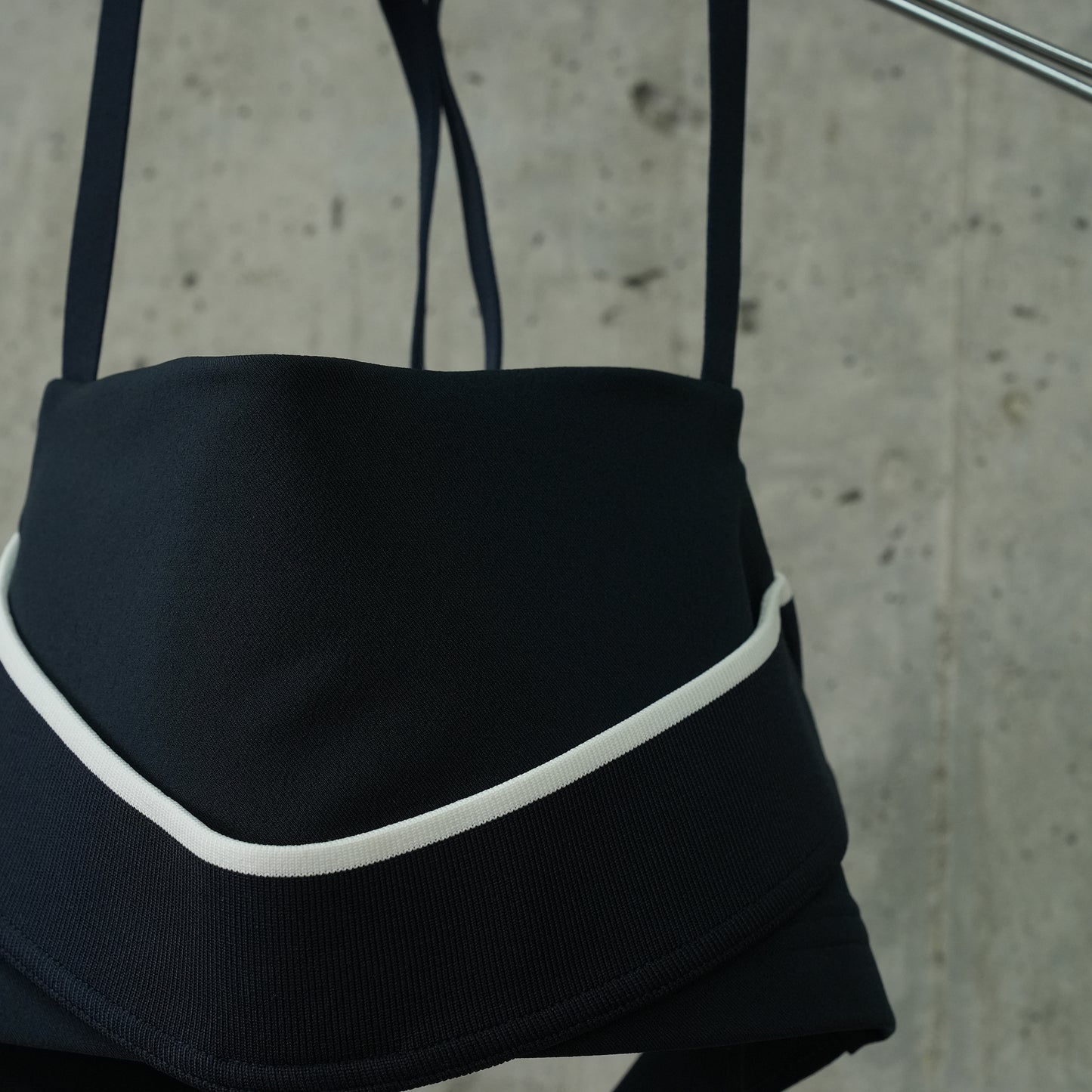 AS W NRG JACQUEMUS BRA / 475:DARK OBSIDIAN/WHITE