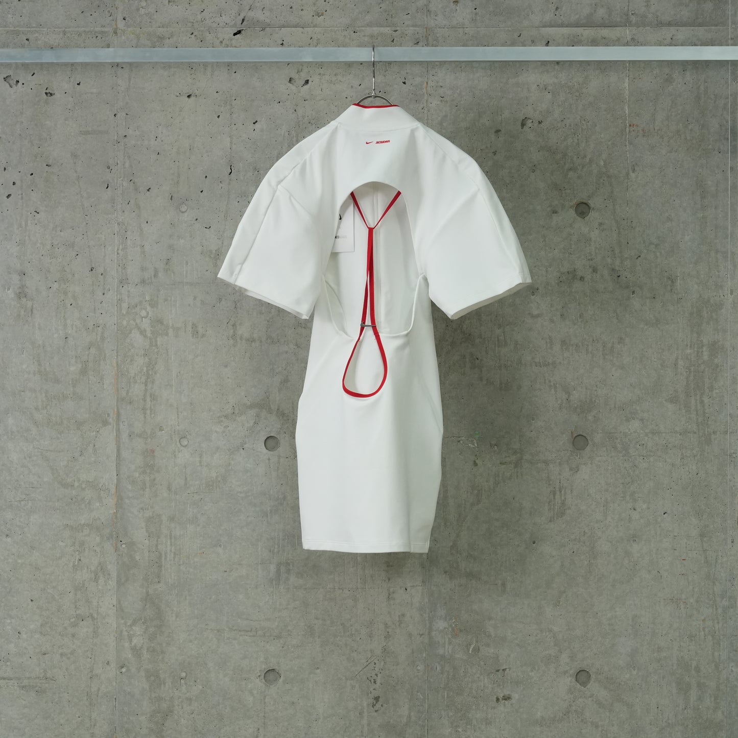 AS W NRG JACQUEMUS DRESS / 100:WHITE/MYSTIC RED