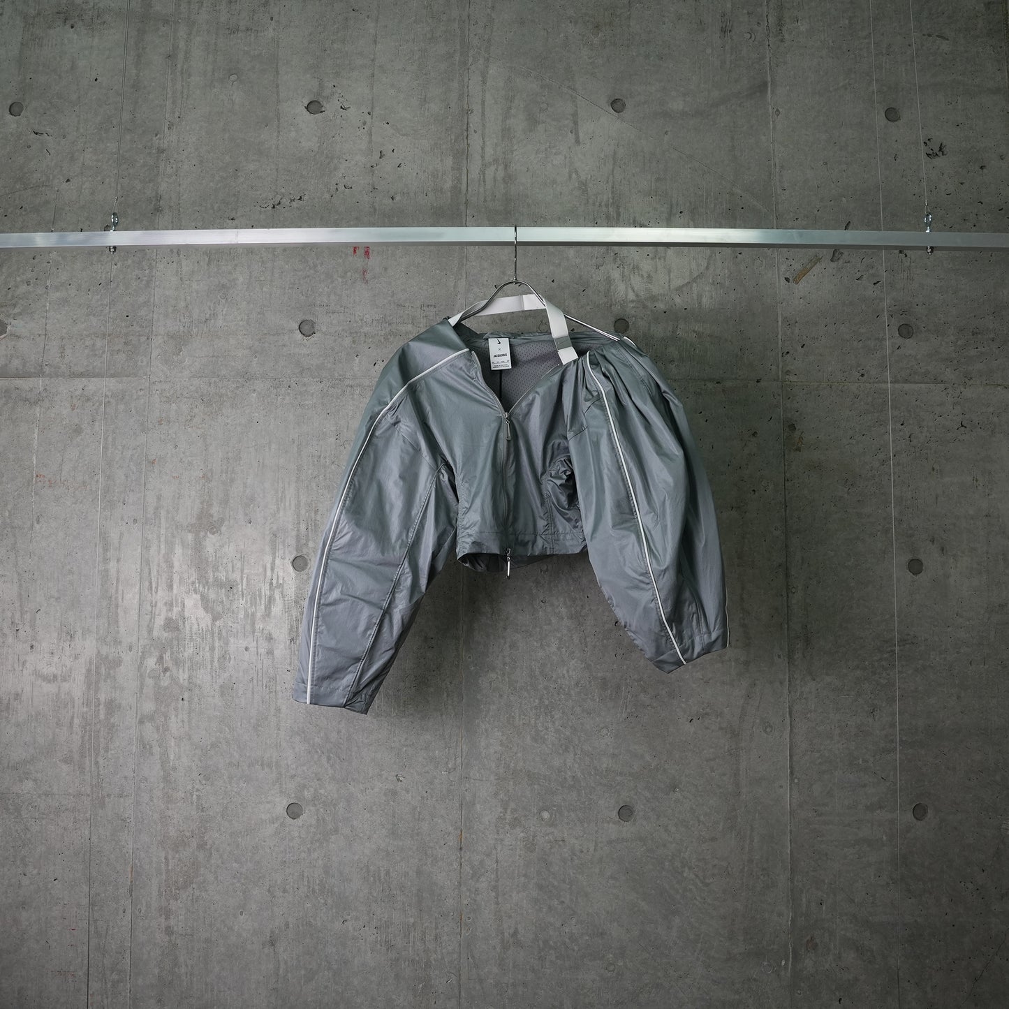 AS W NRG JACQUEMUS TRACK JKT / 073:PARTICLE GREY/WHITE