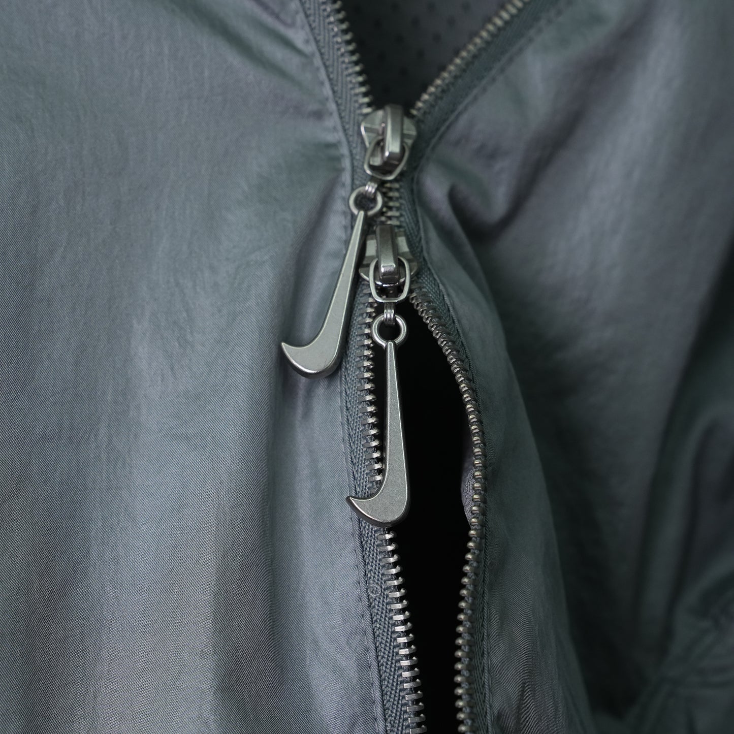 AS W NRG JACQUEMUS TRACK JKT / 073:PARTICLE GREY/WHITE