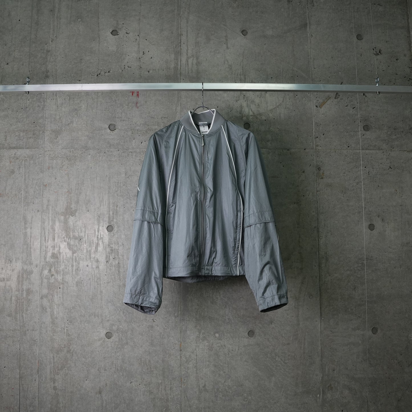 AS U NRG JACQUEMUS TRACK JKT / 073:PARTICLE GREY/WHITE