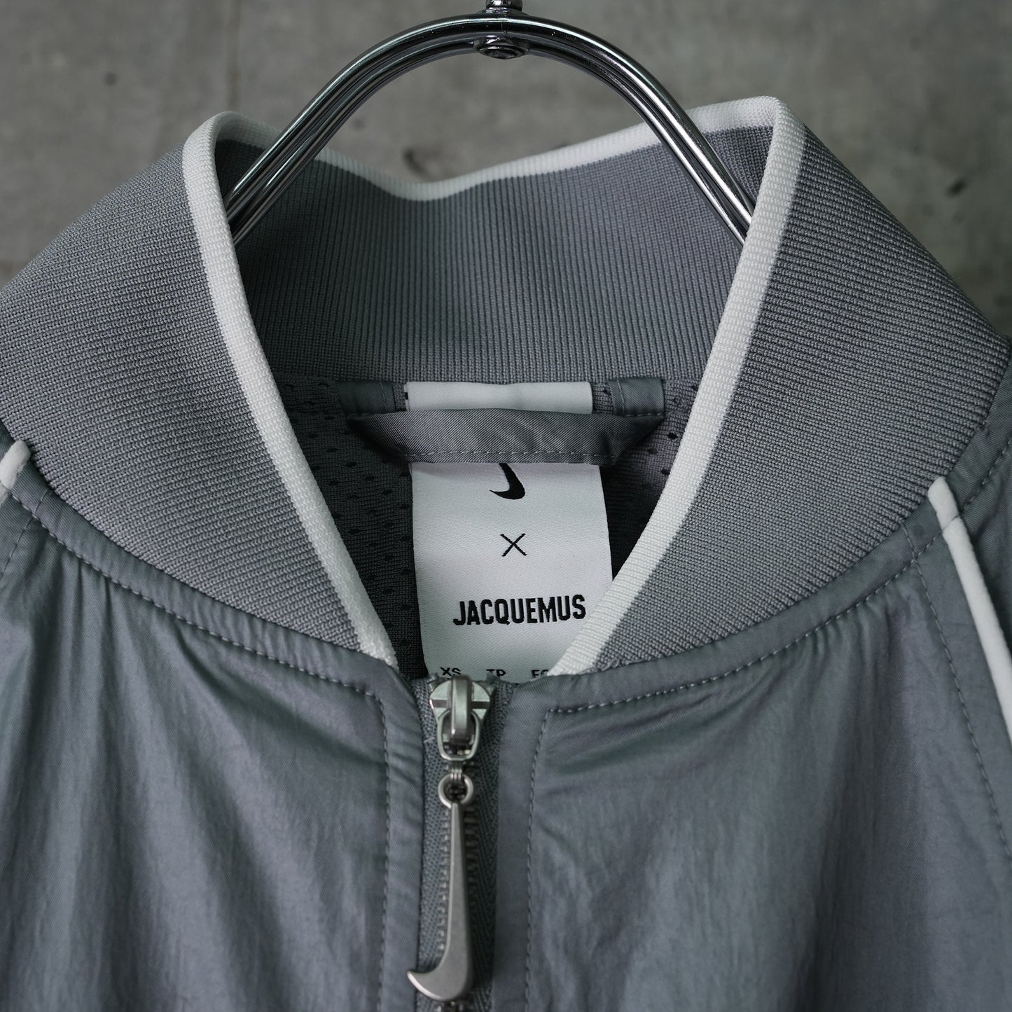 AS U NRG JACQUEMUS TRACK JKT / 073:PARTICLE GREY/WHITE