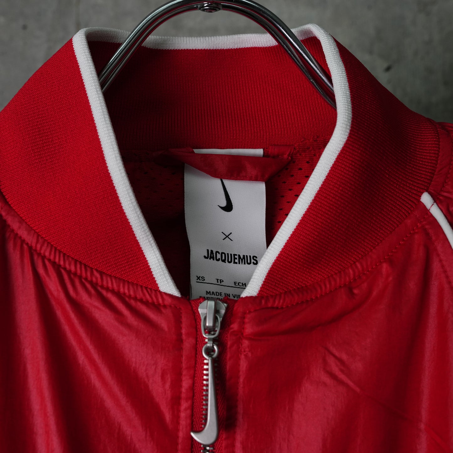 AS U NRG JACQUEMUS TRACK JKT / 642:MYSTIC RED/WHITE