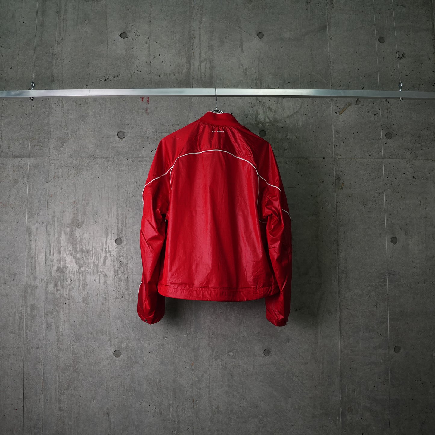 AS U NRG JACQUEMUS TRACK JKT / 642:MYSTIC RED/WHITE