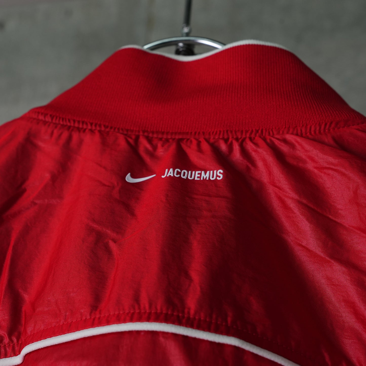 AS U NRG JACQUEMUS TRACK JKT / 642:MYSTIC RED/WHITE