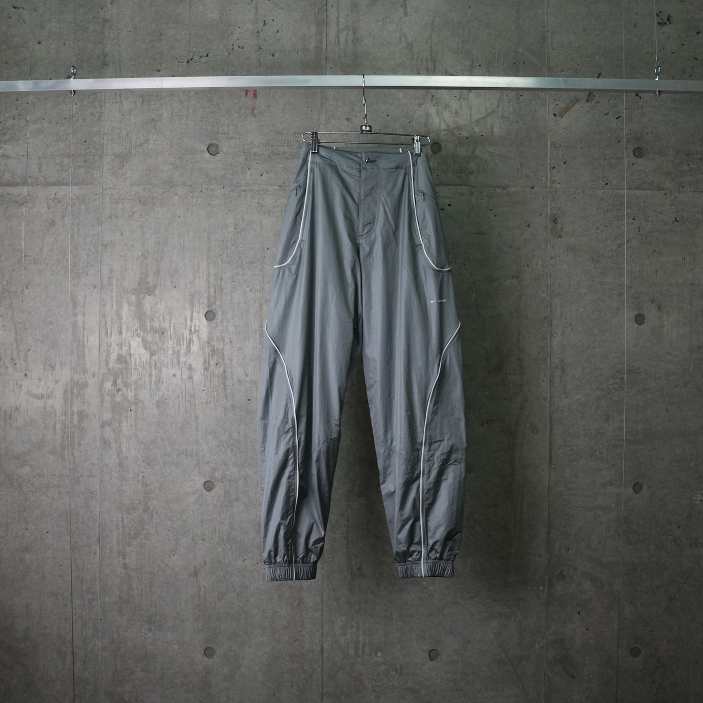 AS U NRG JACQUEMUS TRACK PANT / 073:PARTICLE GREY/WHITE