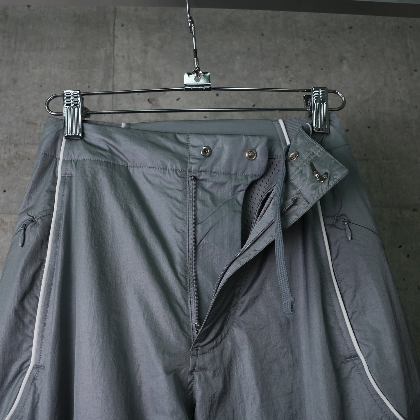 AS U NRG JACQUEMUS TRACK PANT / 073:PARTICLE GREY/WHITE