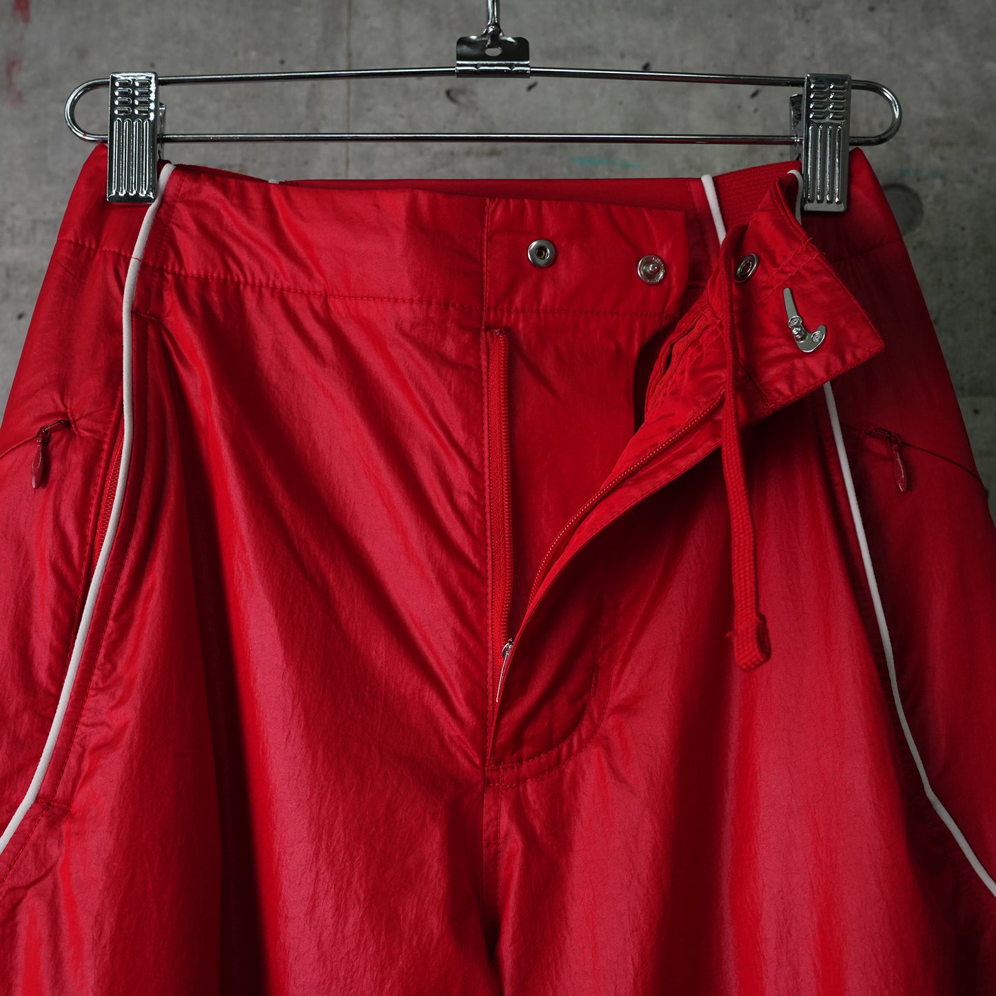 AS U NRG JACQUEMUS TRACK PANT / 642:MYSTIC RED/WHITE