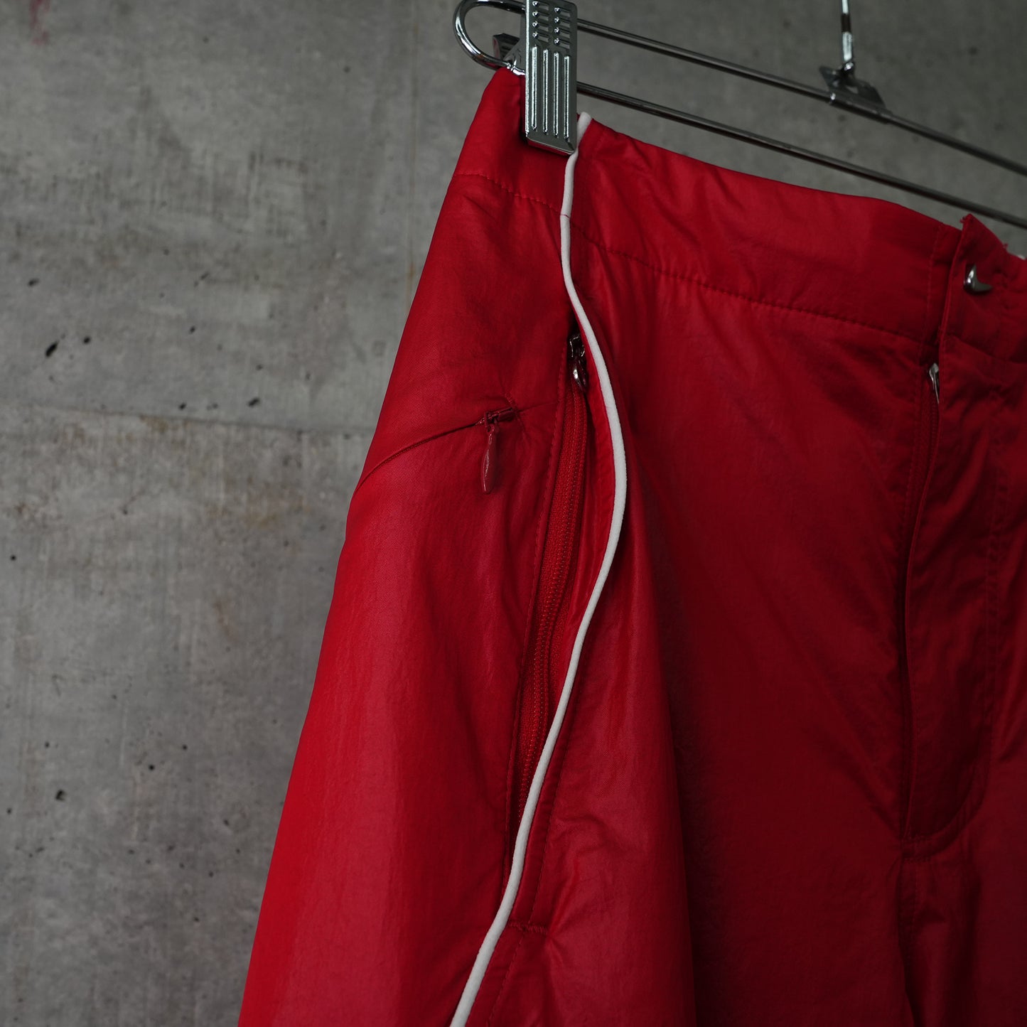 AS U NRG JACQUEMUS TRACK PANT / 642:MYSTIC RED/WHITE