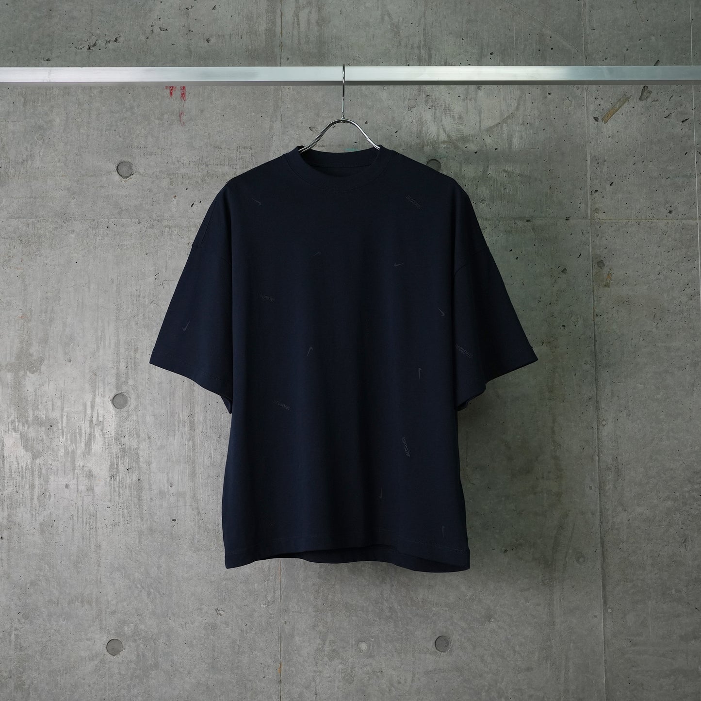 AS U NRG JACQUEMUS SS TEE / 475:DARK OBSIDIAN