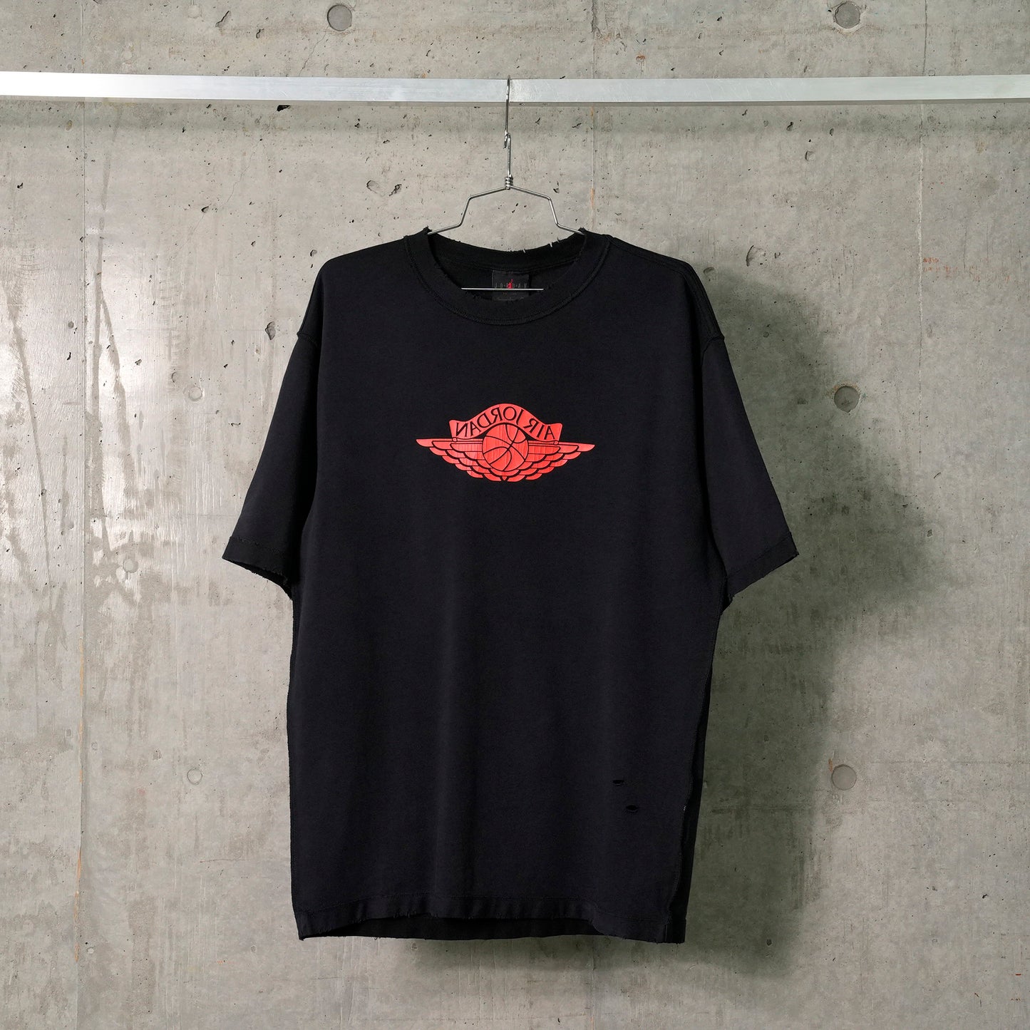 M J RARE AIR WSH 85 SS CREW / 010:BLACK/CHILE RED