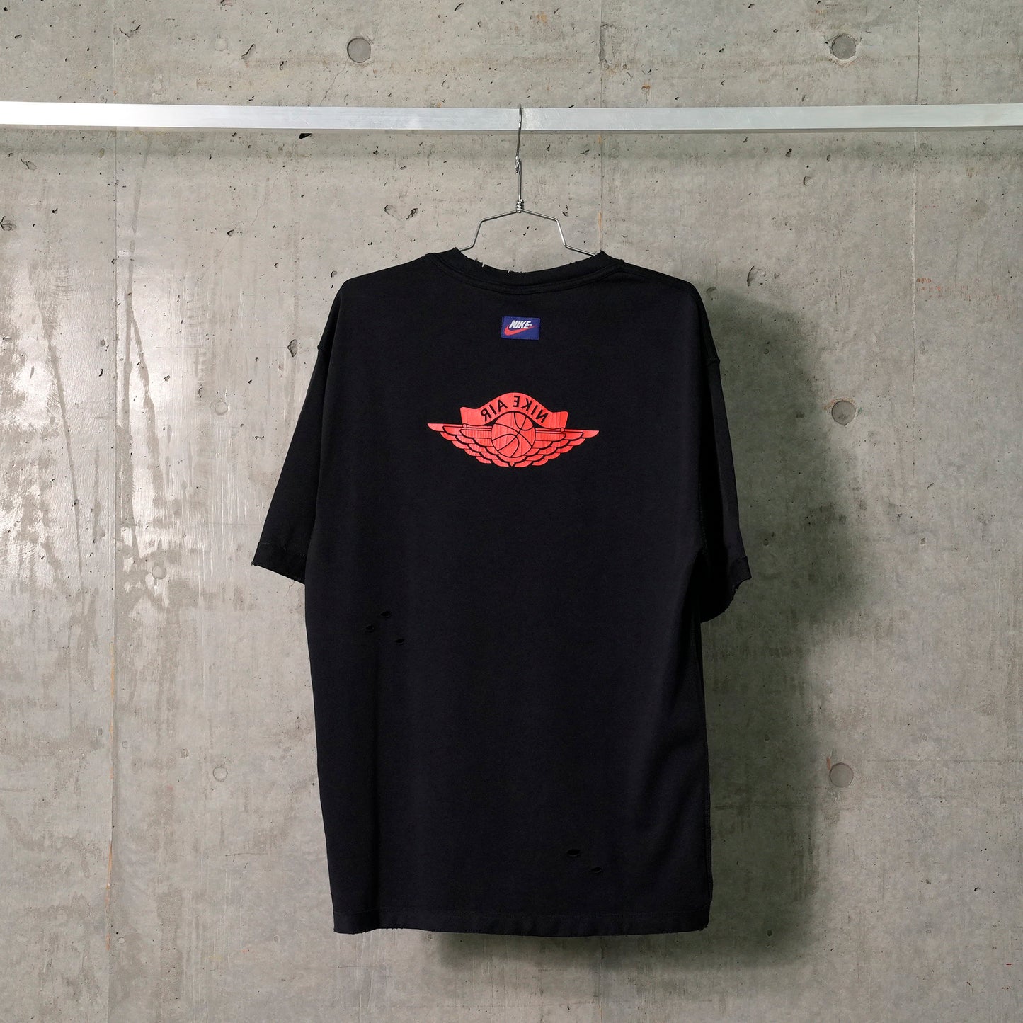 M J RARE AIR WSH 85 SS CREW / 010:BLACK/CHILE RED