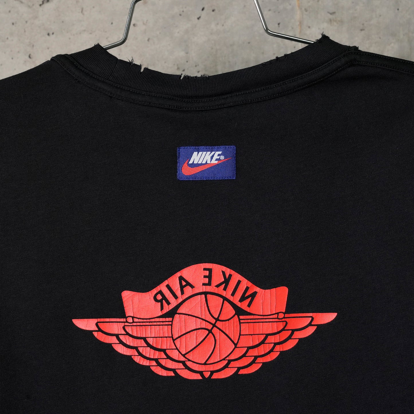 M J RARE AIR WSH 85 SS CREW / 010:BLACK/CHILE RED