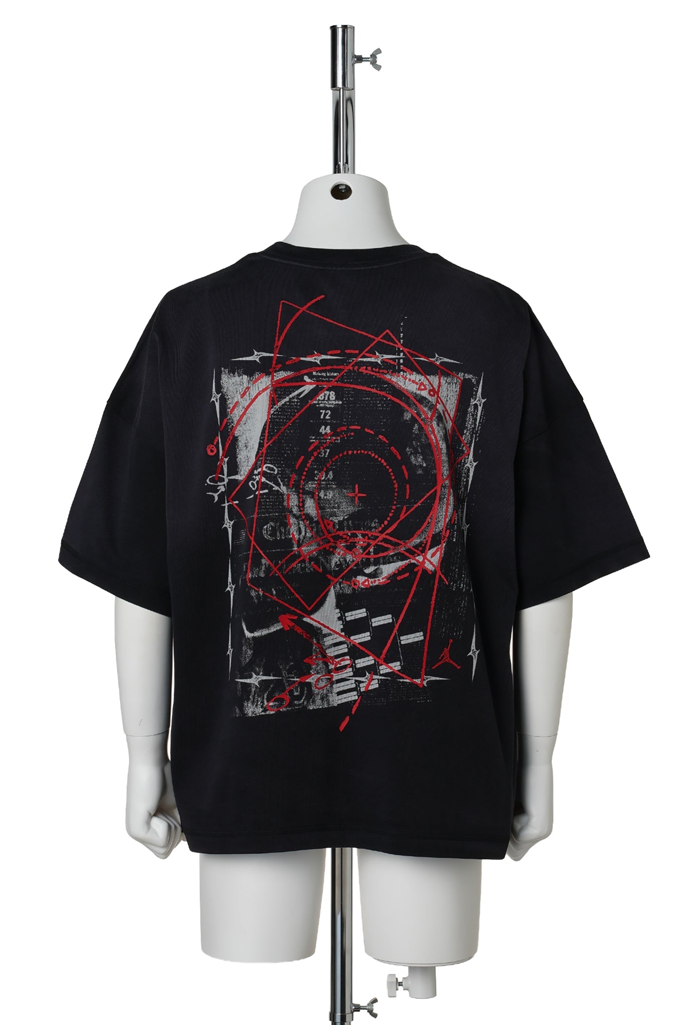 JORDAN NB HOODIE PACK NEWS S/S T-SHIRT FA26 / 010:BLACK/SAIL/VARSITY RED