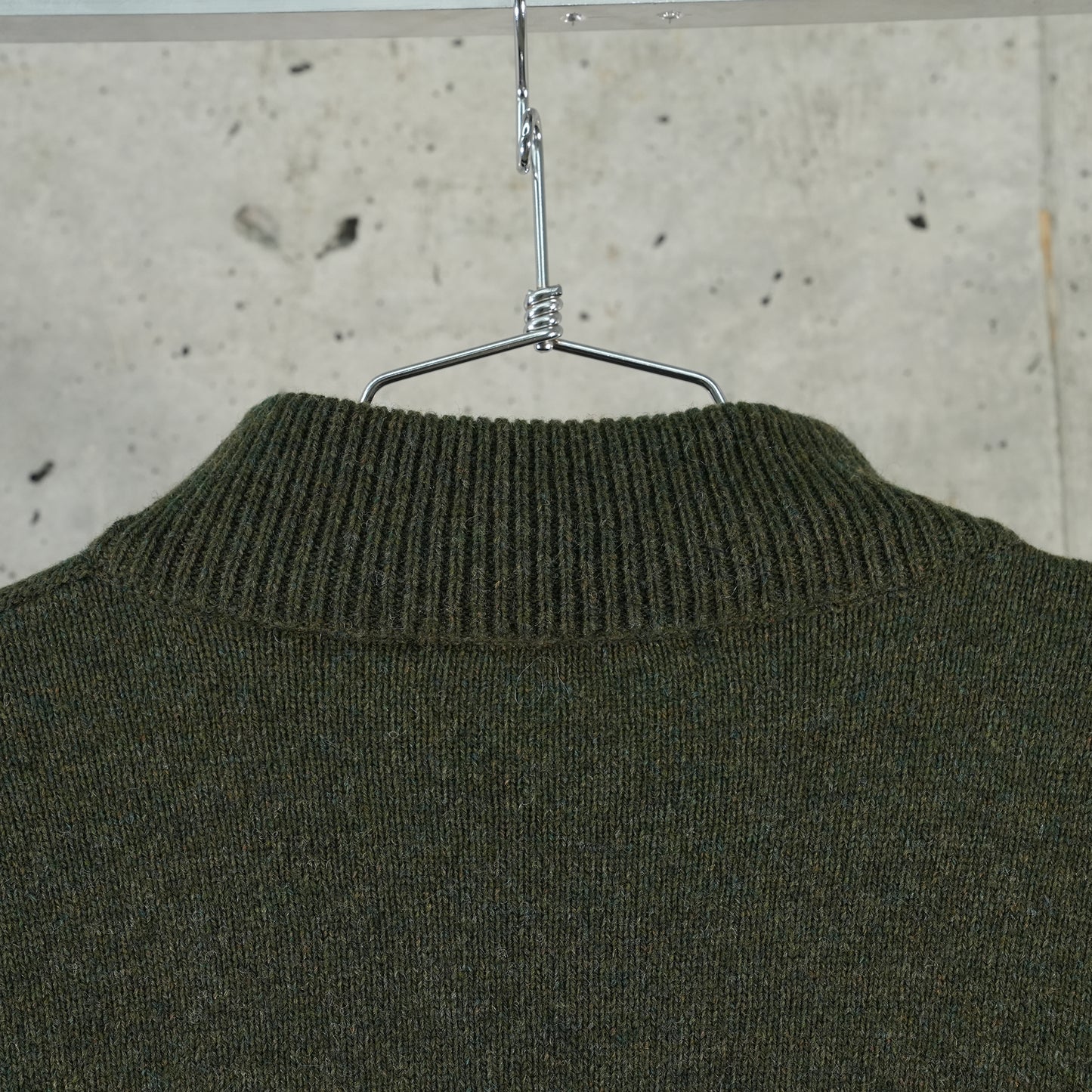 SHETLAND FEATHER CREWNECK / THORN