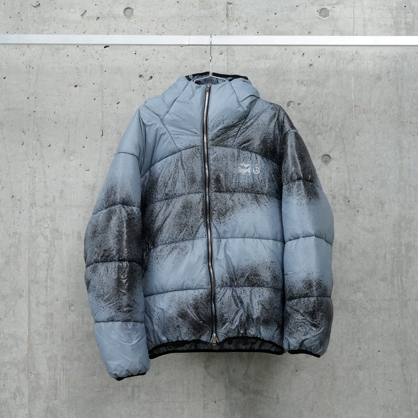 HAND DYED HOODED PUFFER JACKET / GRAY