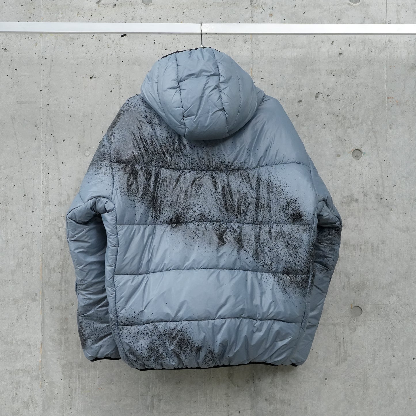 HAND DYED HOODED PUFFER JACKET / GRAY