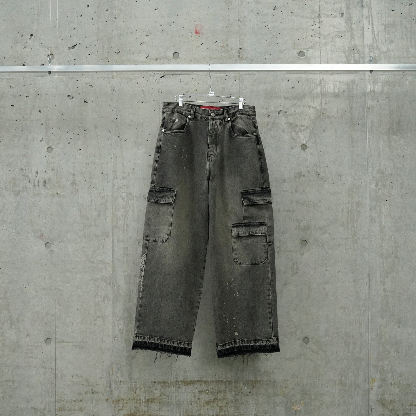 DISTRESSED DENIM PANTS / NEW KHAKI