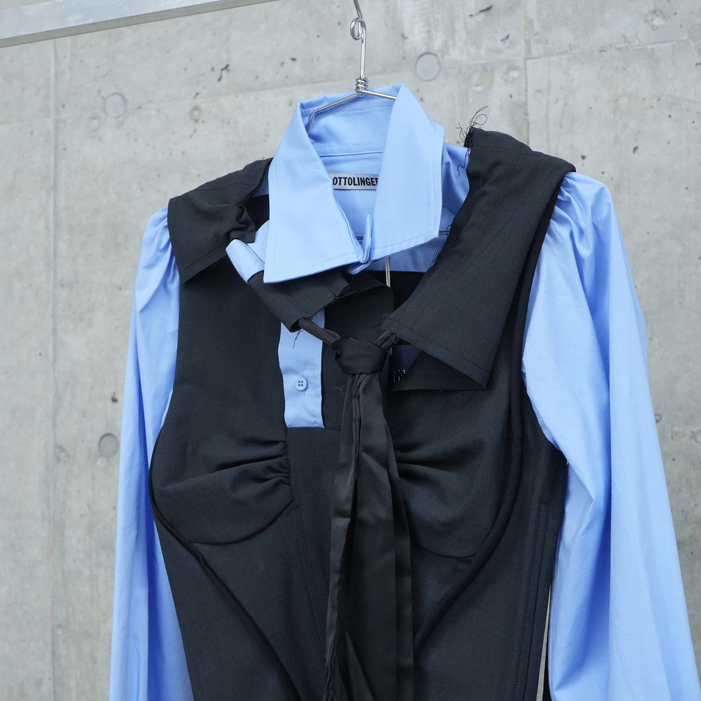 DECONSTRUCTED LAVALLIÈRE BLOUSE / BLUE