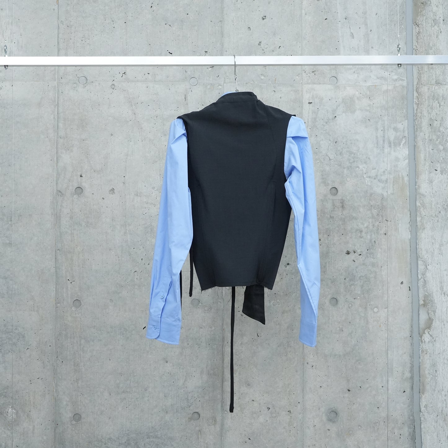 DECONSTRUCTED LAVALLIÈRE BLOUSE / BLUE