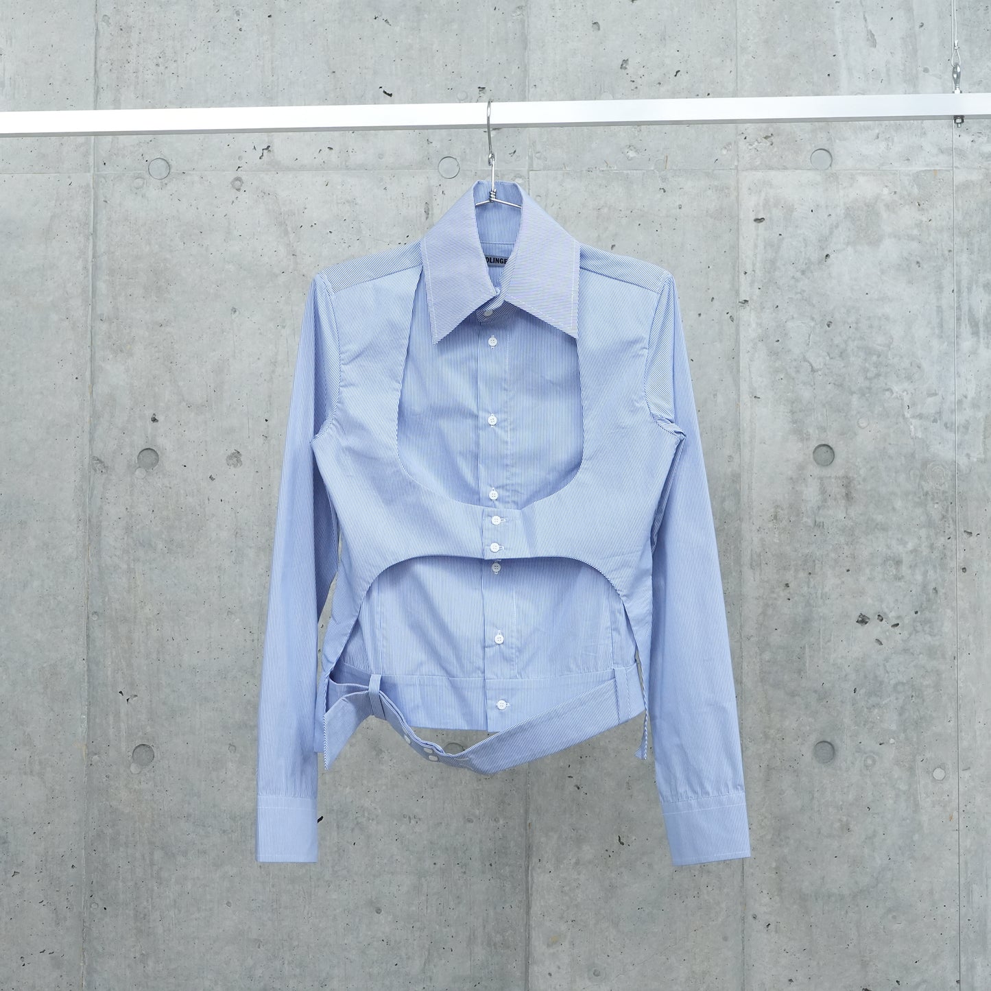 BELTED HIGH COLLAR SHIRT / WHITE AND BLUE