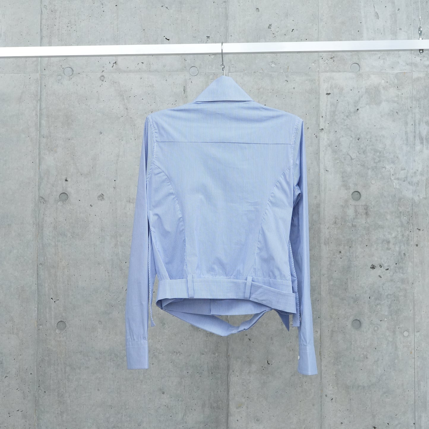 BELTED HIGH COLLAR SHIRT / WHITE AND BLUE