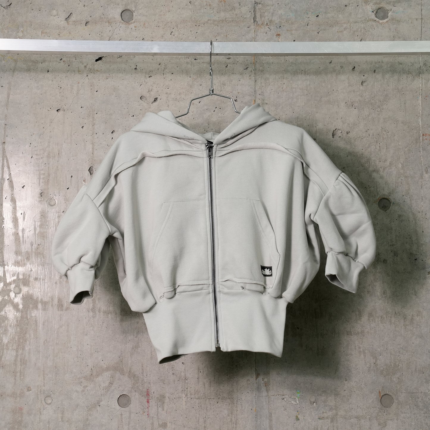 CROPPED SHORT SLEEVE HOODIE / GREY