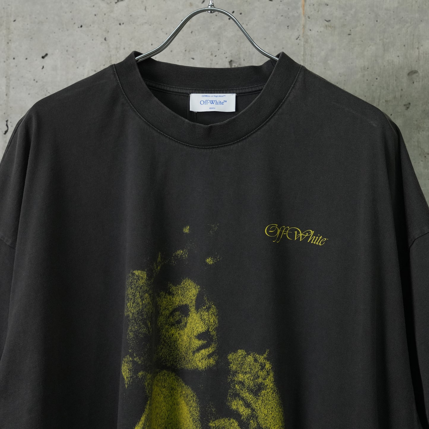 BLURRED BACCHUS OVER S/S TEE / 1065:BLACK/YELLOW