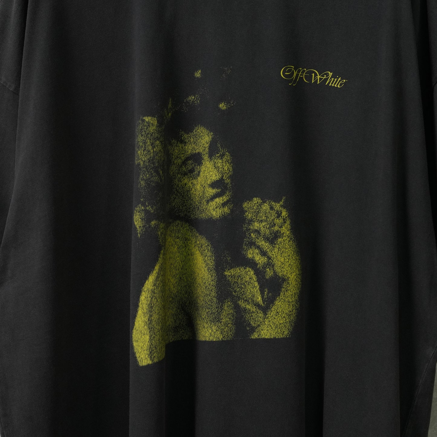 BLURRED BACCHUS OVER S/S TEE / 1065:BLACK/YELLOW