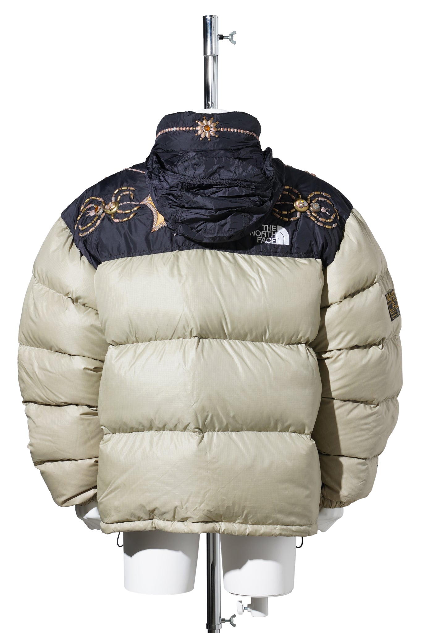 STUDS NUPTSE DOWN JACKET” BLACK WIDOW” / BEIGE
