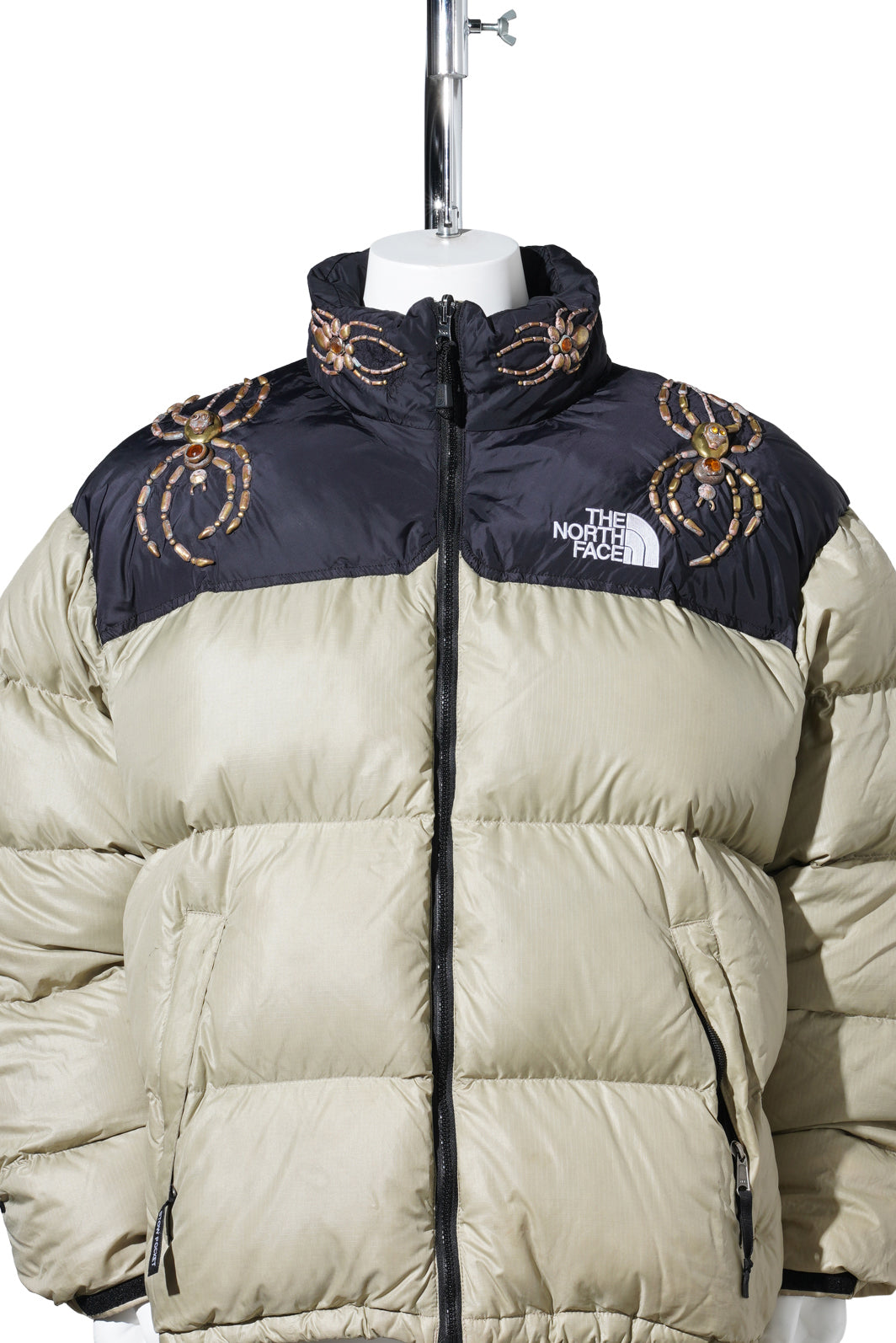 STUDS NUPTSE DOWN JACKET” BLACK WIDOW” / BEIGE