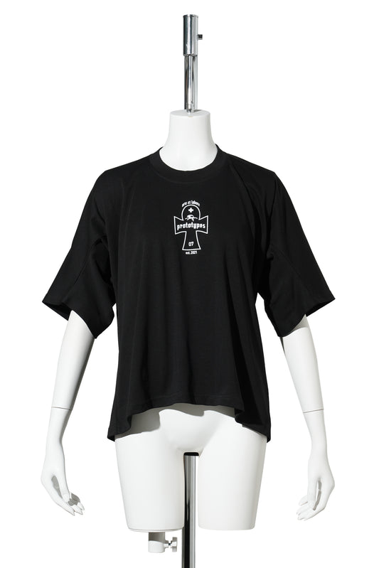 SINGLE JERSEY BLACK MOVED NECKLINE TEE - ARTE LABORE / BLACK