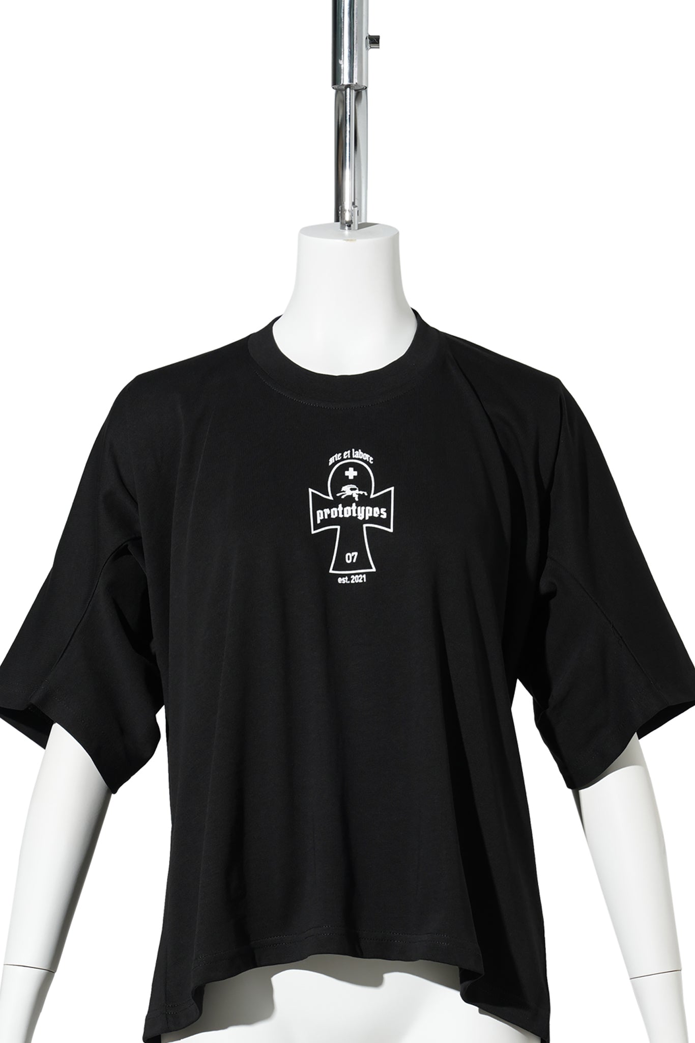 SINGLE JERSEY BLACK MOVED NECKLINE TEE - ARTE LABORE / BLACK