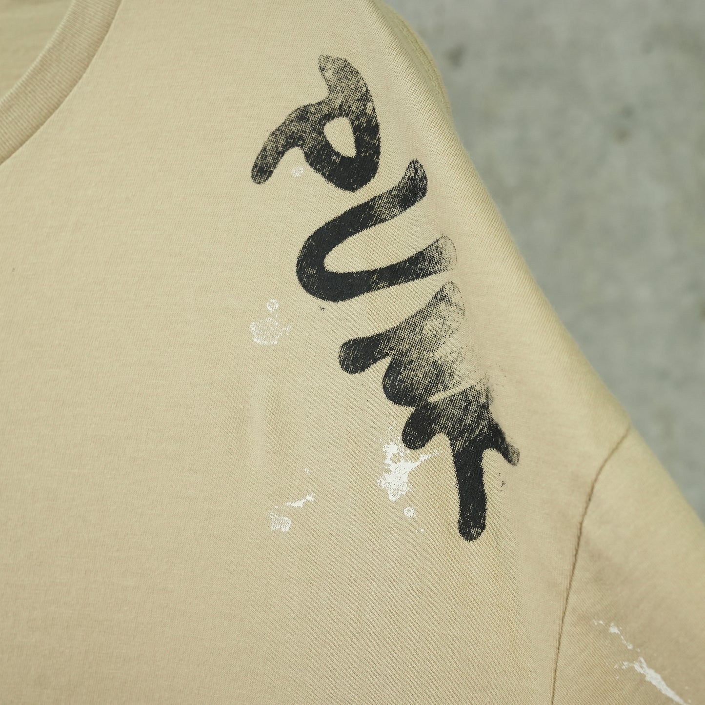 STAMP RELAXED T / 001UU:KHAKI WITH PAINT SPLATTER