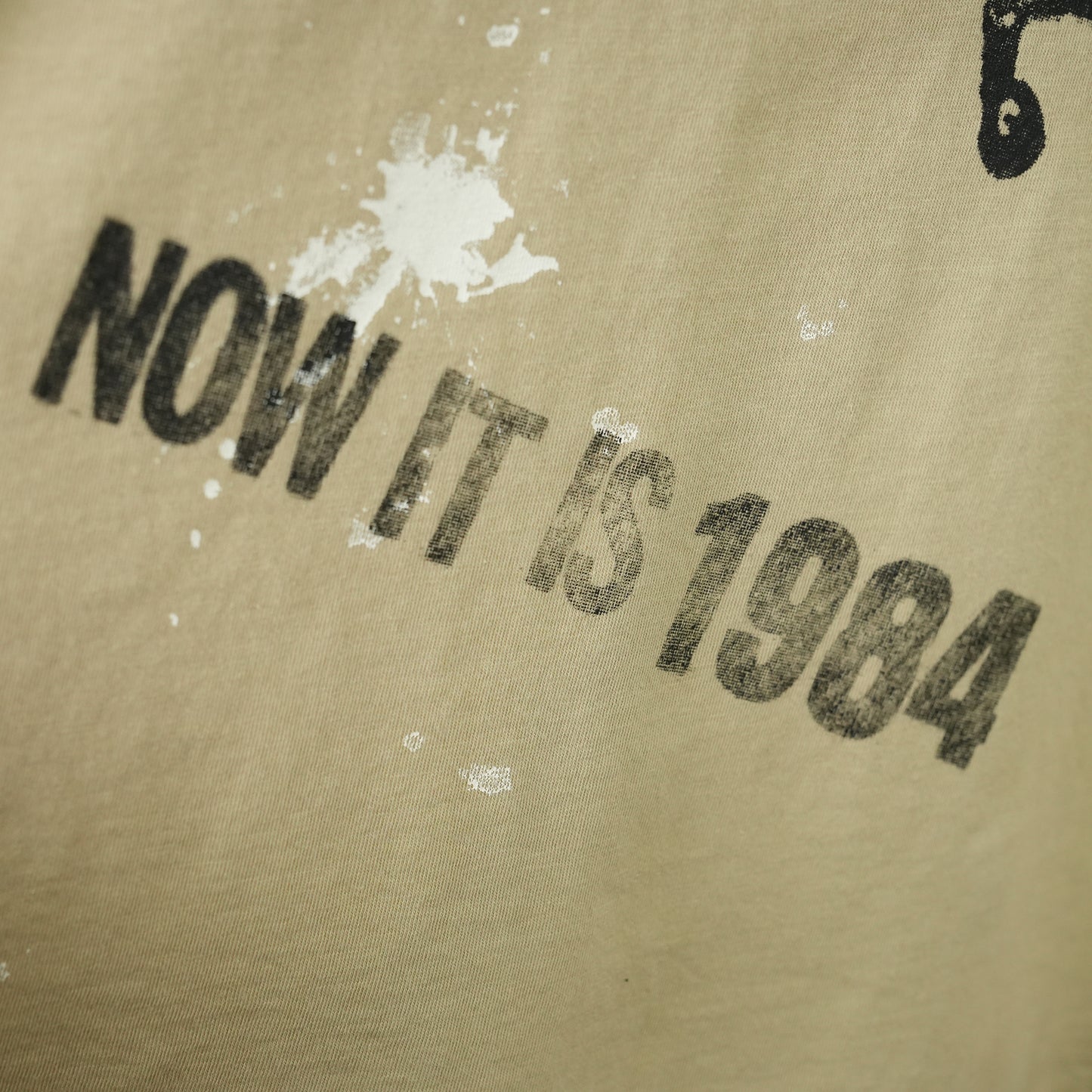 STAMP RELAXED T / 001UU:KHAKI WITH PAINT SPLATTER