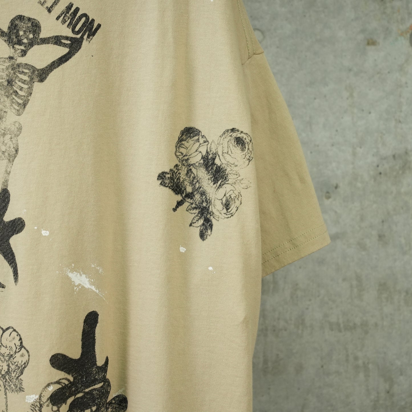 STAMP RELAXED T / 001UU:KHAKI WITH PAINT SPLATTER