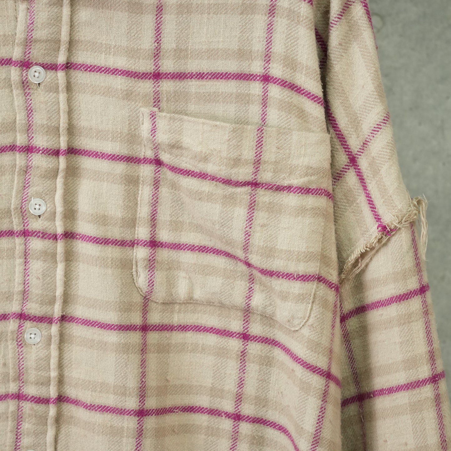 SHREDDED SEAM DROP NECK SHIRT / R387B:OVERDYED ECRU/PINK PLAID