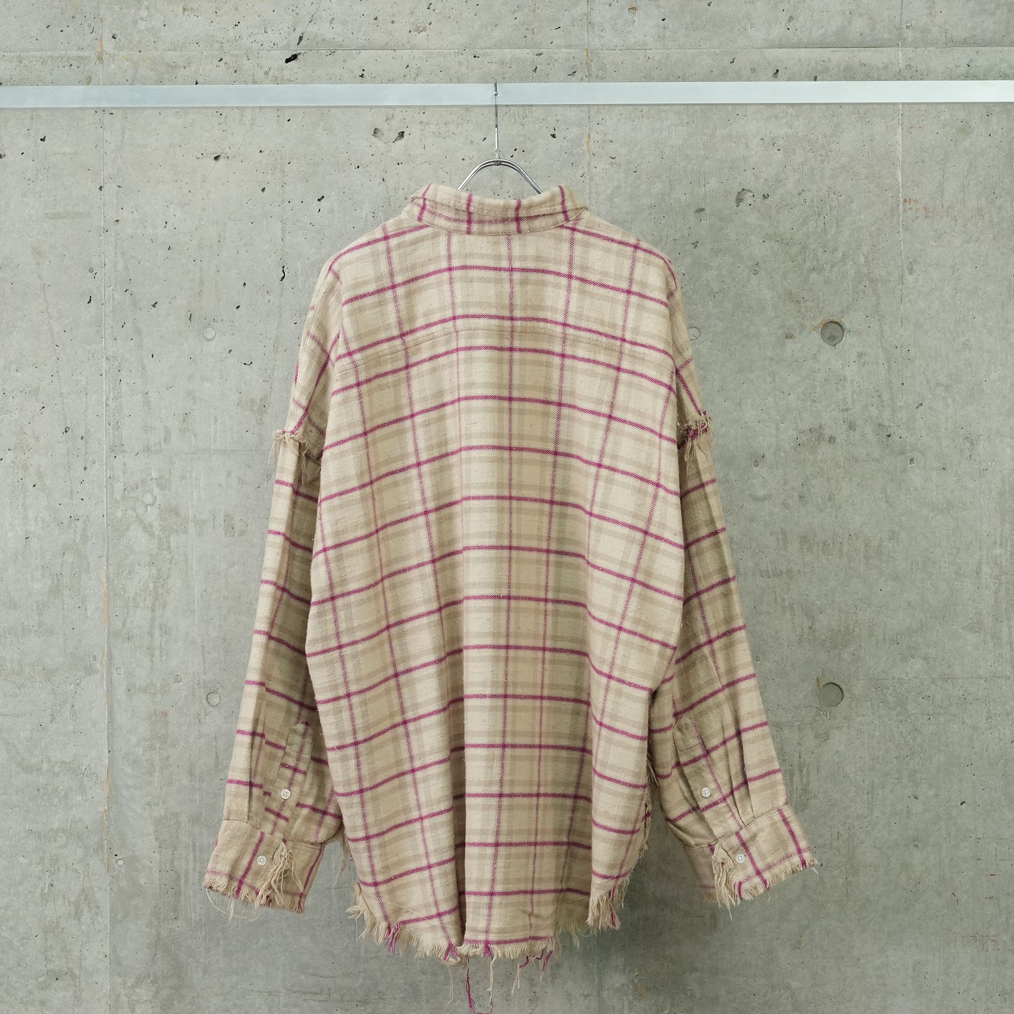 SHREDDED SEAM DROP NECK SHIRT / R387B:OVERDYED ECRU/PINK PLAID