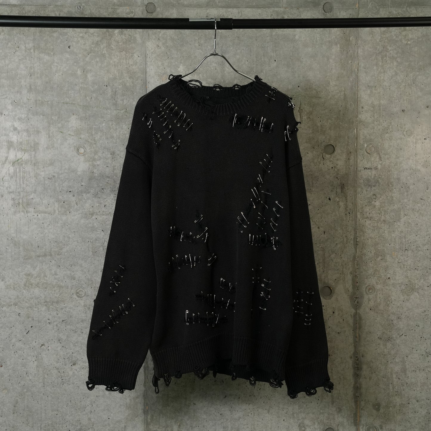 SLASHED BOYFRIEND SWEATER / Y174A:BLACK WITH PINS