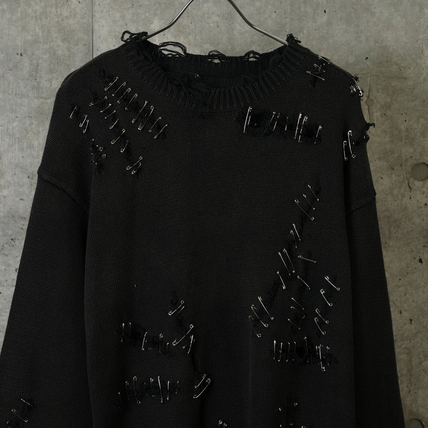 SLASHED BOYFRIEND SWEATER / Y174A:BLACK WITH PINS