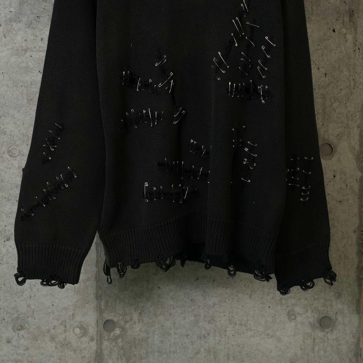 SLASHED BOYFRIEND SWEATER / Y174A:BLACK WITH PINS