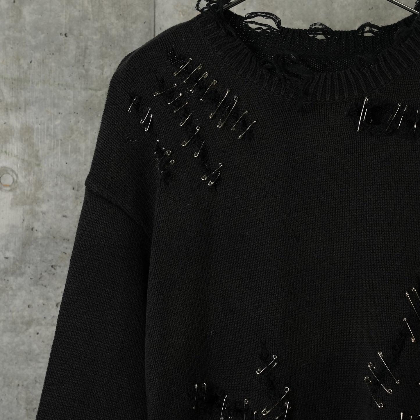 SLASHED BOYFRIEND SWEATER / Y174A:BLACK WITH PINS