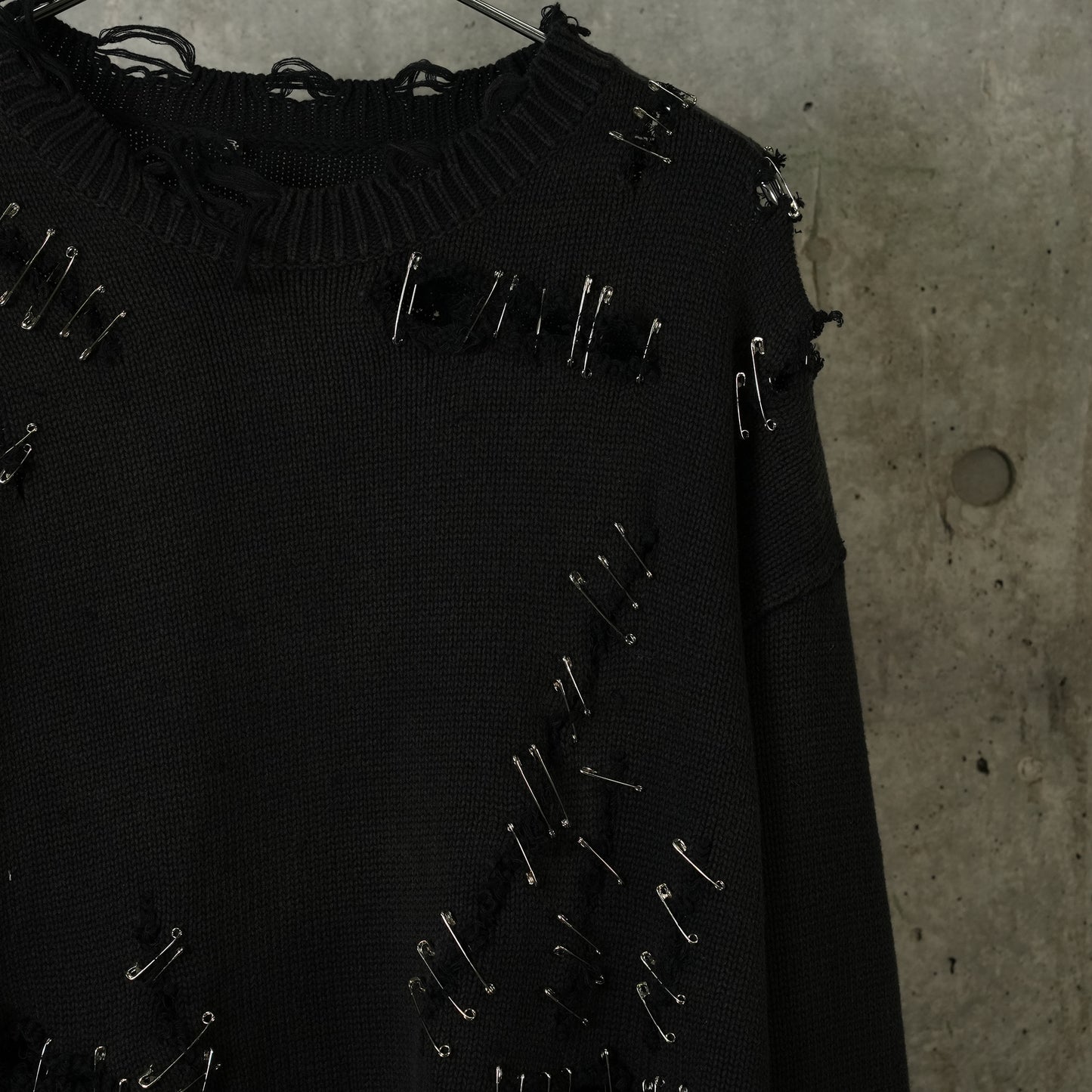 SLASHED BOYFRIEND SWEATER / Y174A:BLACK WITH PINS