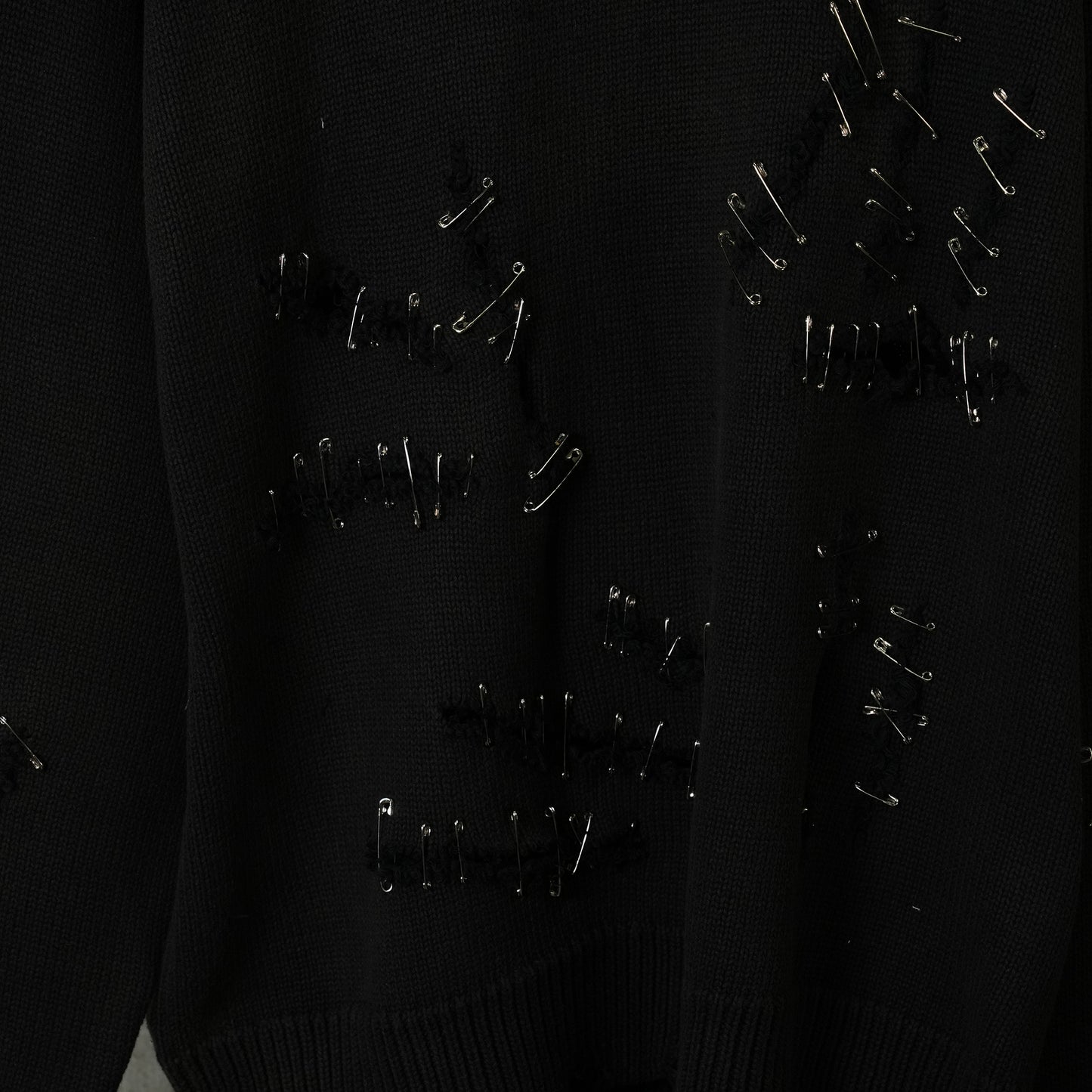 SLASHED BOYFRIEND SWEATER / Y174A:BLACK WITH PINS